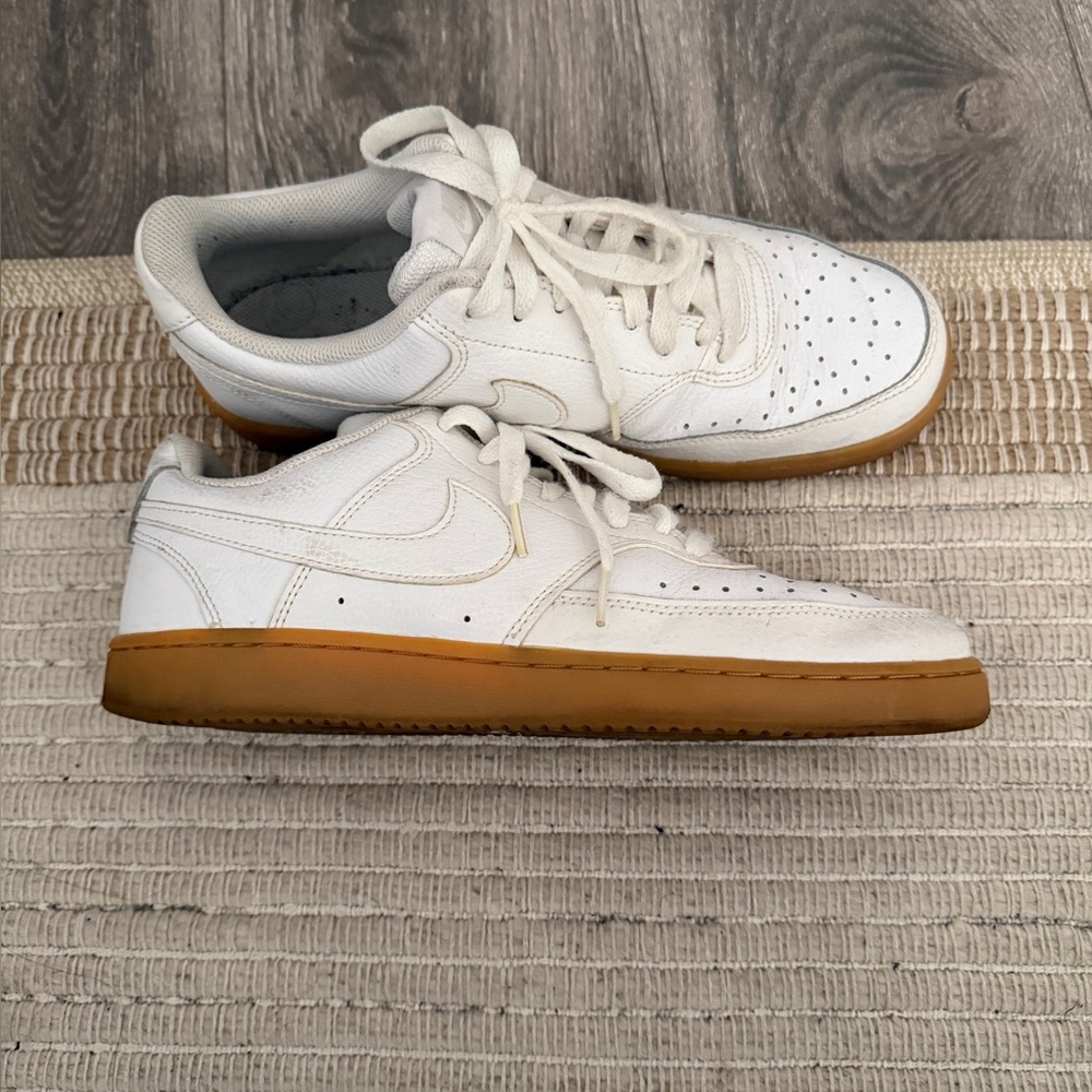 Nike Men's White Sneakers with Gum Sole